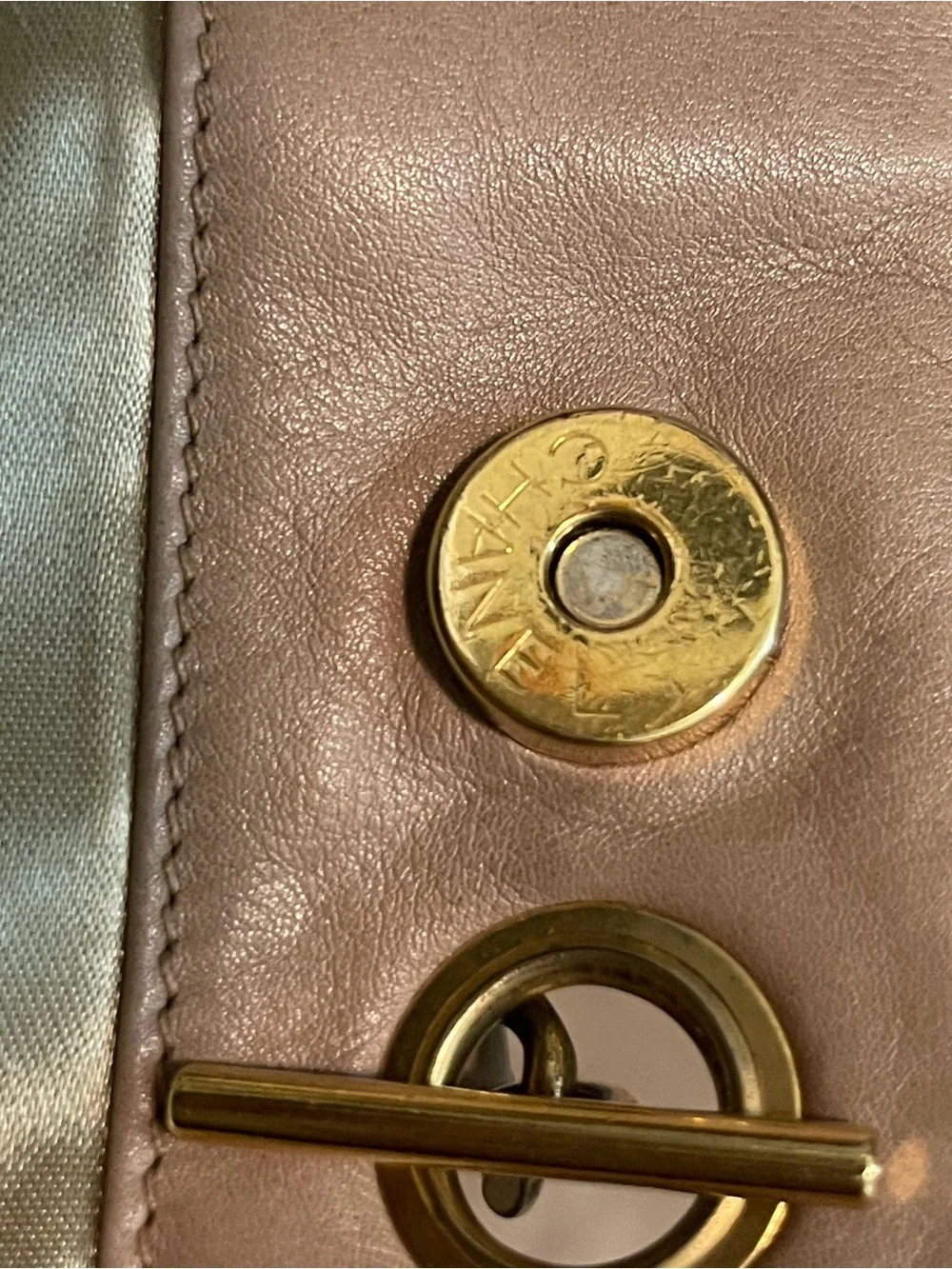 CHANEL Beige Leather Shoulder Bag with Interlocking CC
